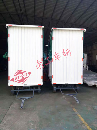 白色雨篷乐玩（中国）3I.jpg